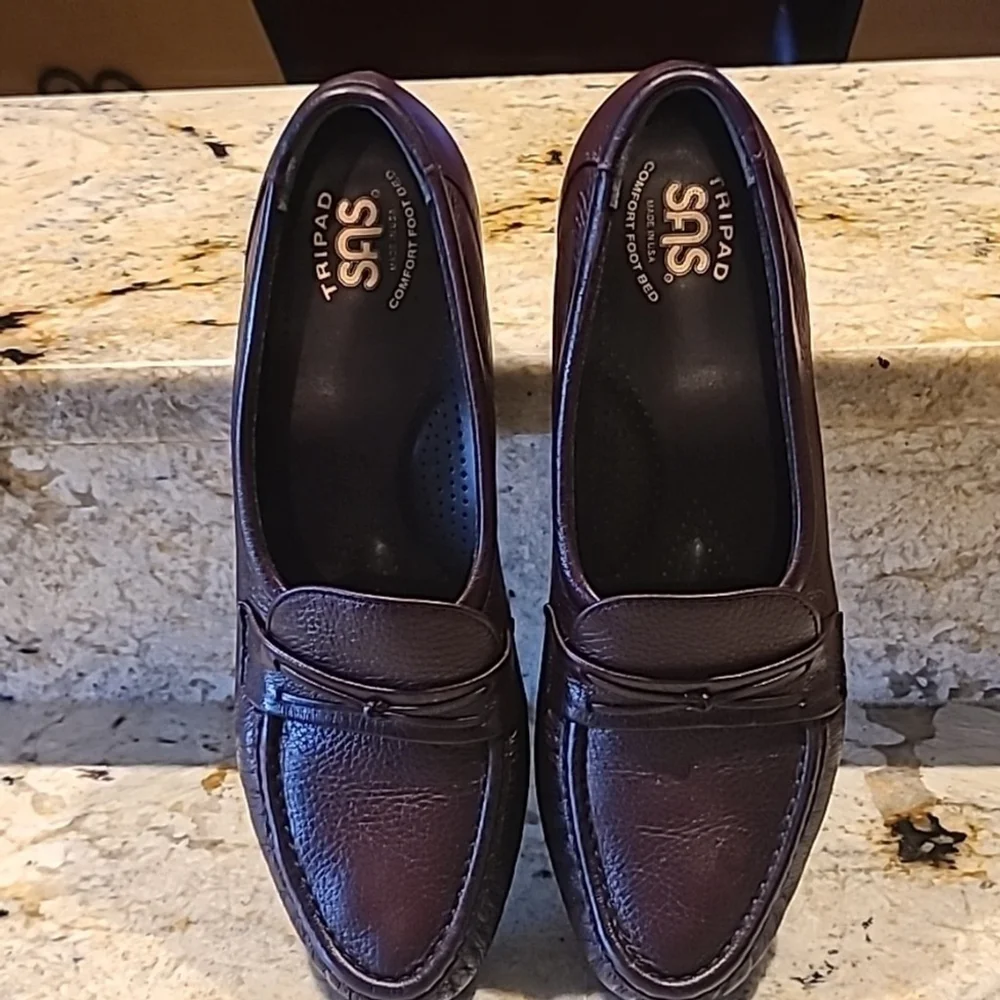 SAS women's Loafers. Sz9.5 in Excellent condition. Antique wine (#1588)